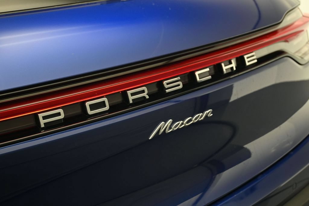 Certified 2023 Porsche Macan AWD/4WD image 30