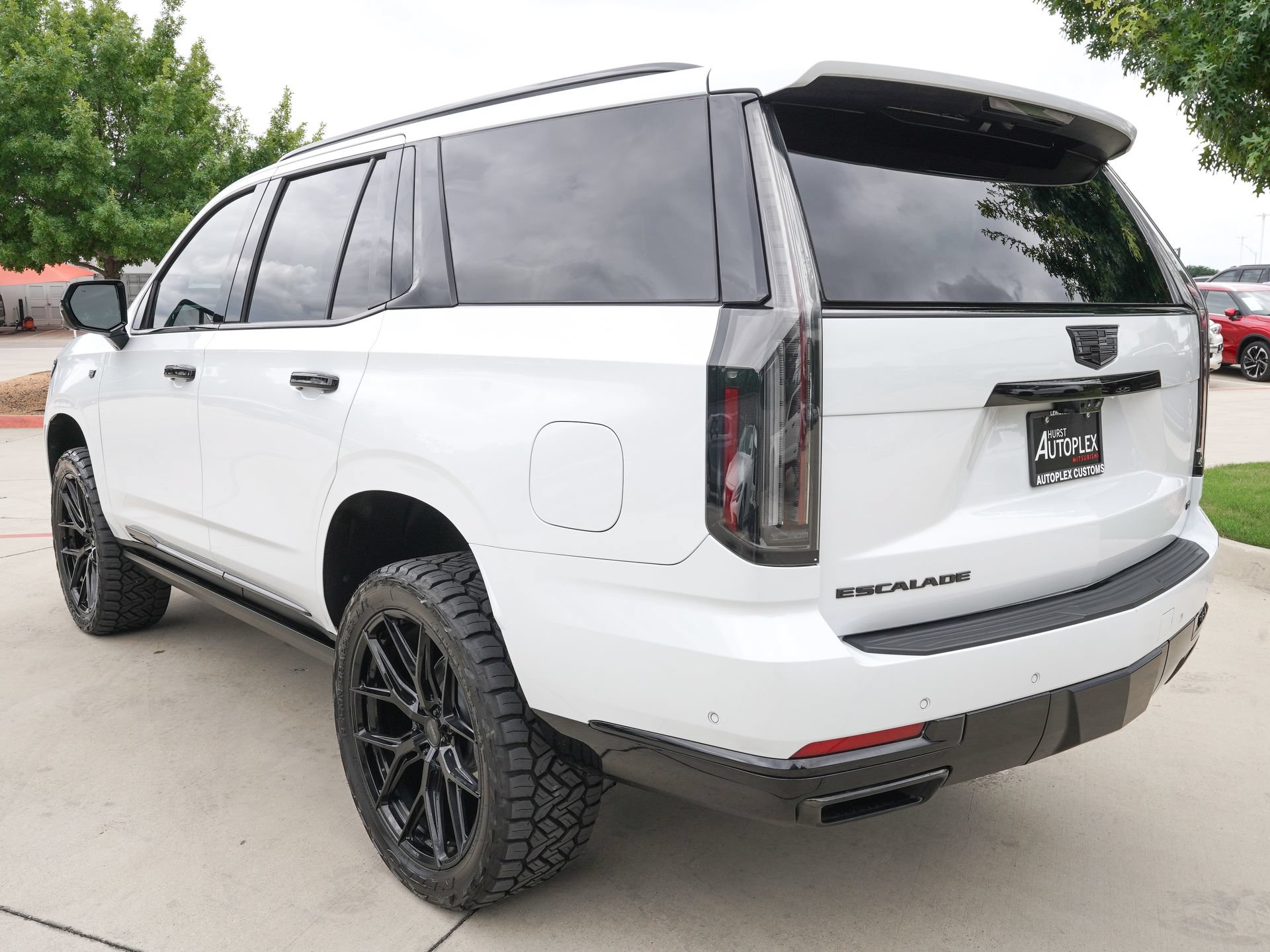 Used 2026 Cadillac Escalade Platinum Sport w/ LPO, Floor Liner Package AWD/4WD image 4