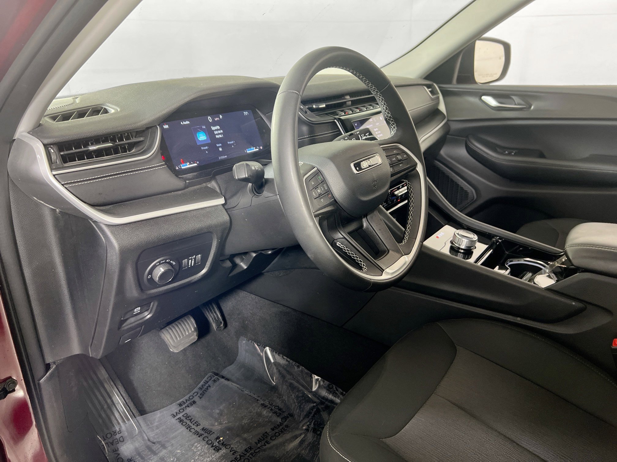 Used 2023 Jeep Grand Cherokee Laredo image 9