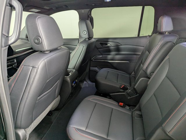 Used 2025 Chevrolet Traverse Z71 image 17