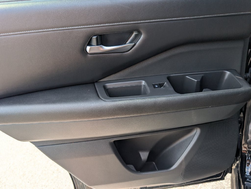 Used 2023 Nissan Pathfinder SL w/ Lighting Package (N92) FWD image 36