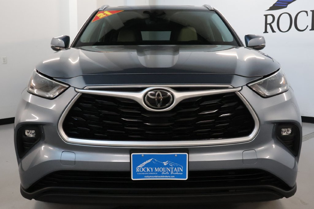 Used 2021 Toyota Highlander XLE AWD/4WD image 2