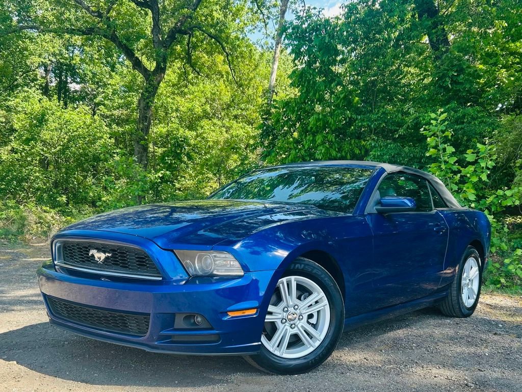 Used 2013 Ford Mustang Convertible RWD image 2