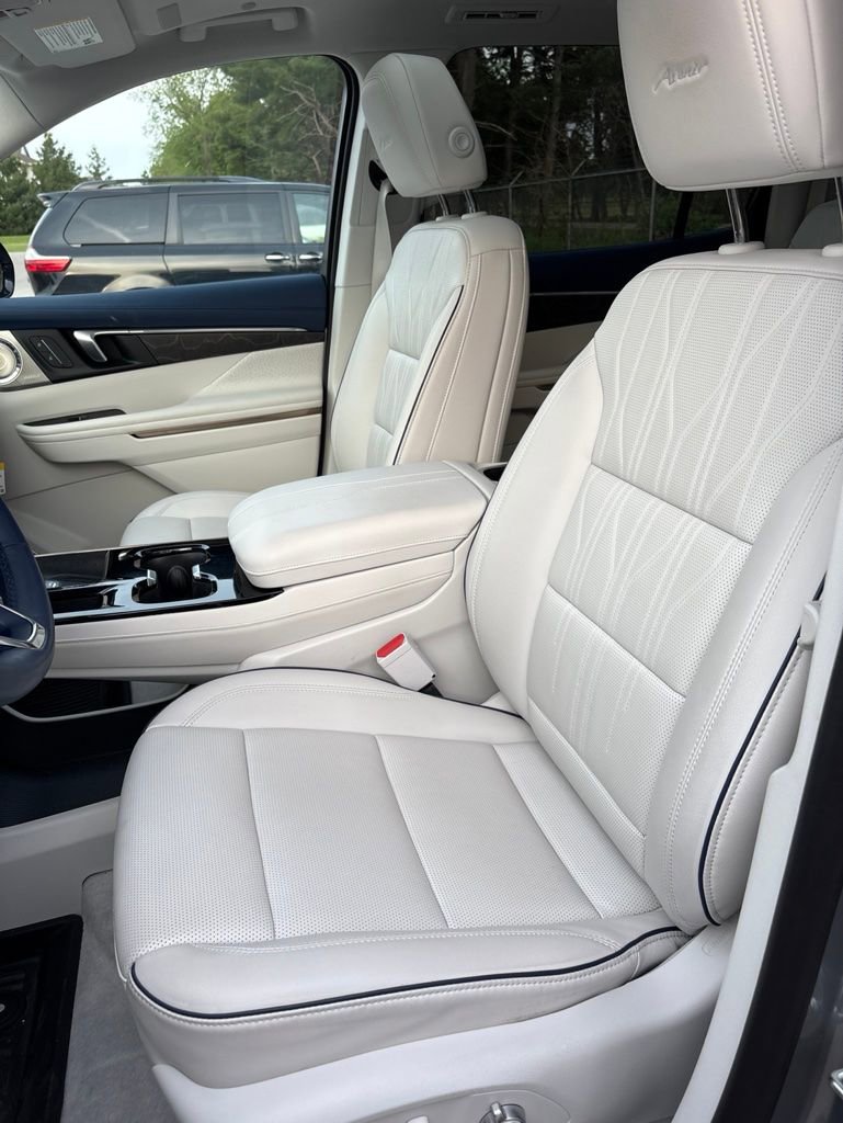 Used 2025 Buick Enclave Avenir AWD/4WD image 11