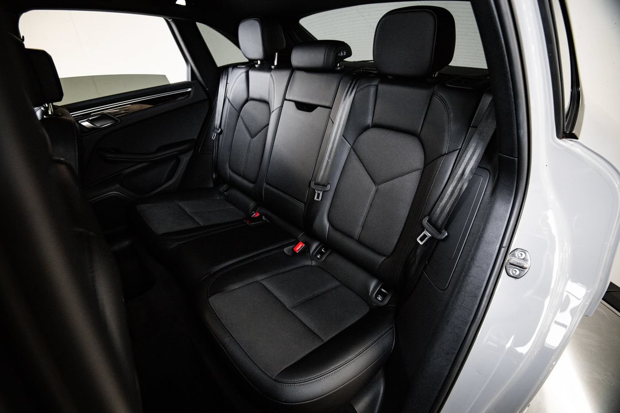 Certified 2023 Porsche Macan AWD/4WD image 24
