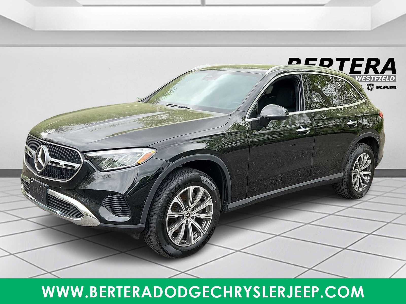 Used 2024 Mercedes-Benz GLC 300 4MATIC image 3