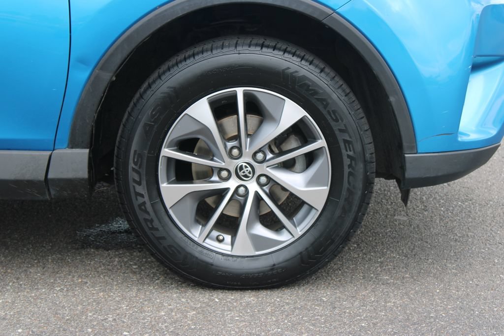 Used 2018 Toyota RAV4 XLE AWD/4WD image 12