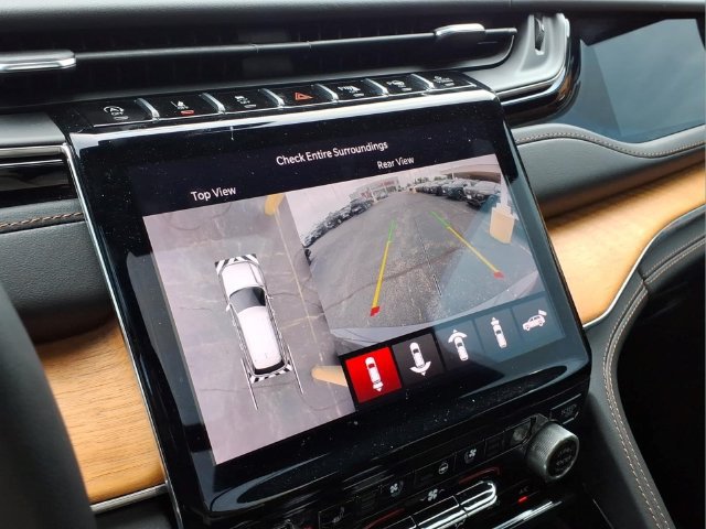 Used 2023 Jeep Grand Cherokee Summit AWD/4WD image 10