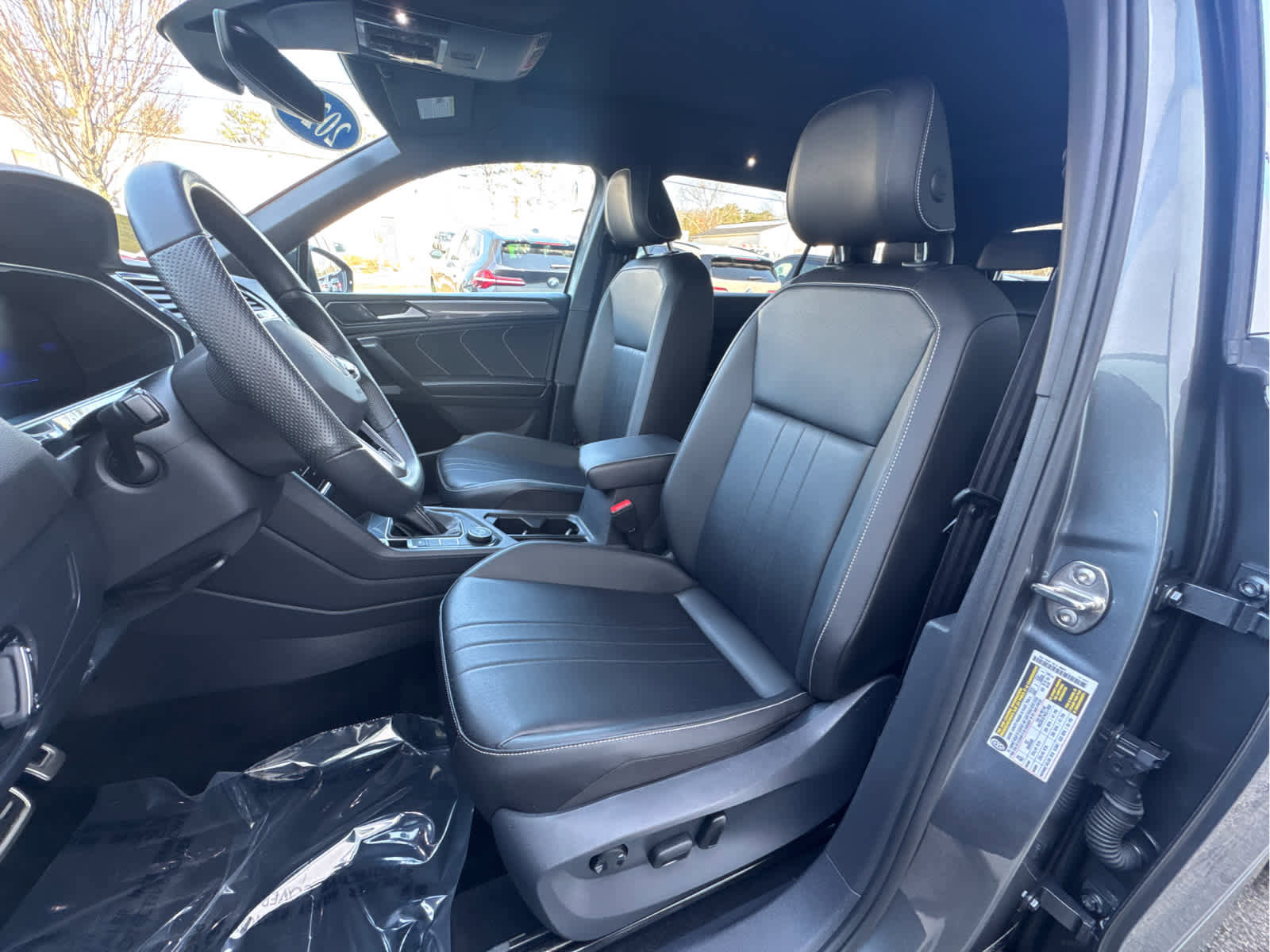 Used 2024 Volkswagen Tiguan SE R-Line AWD/4WD image 9