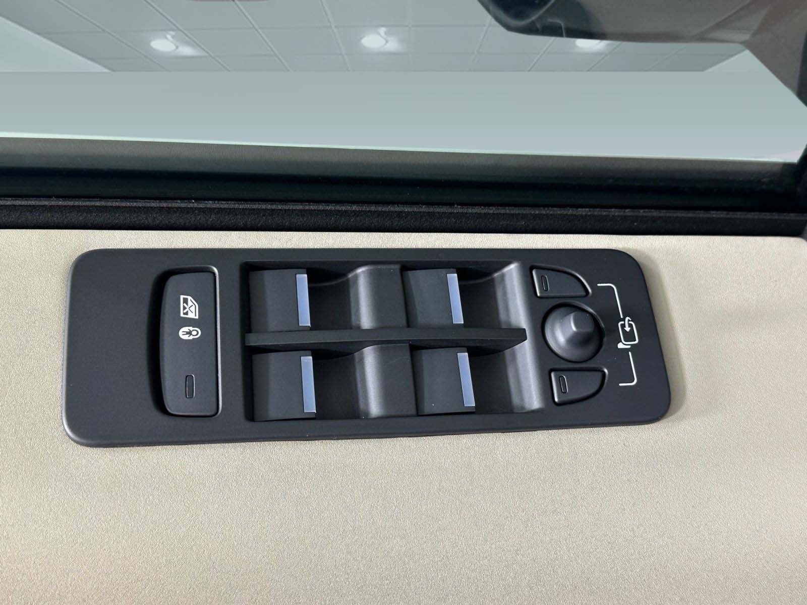 Used 2025 Land Rover Discovery Sport S image 25