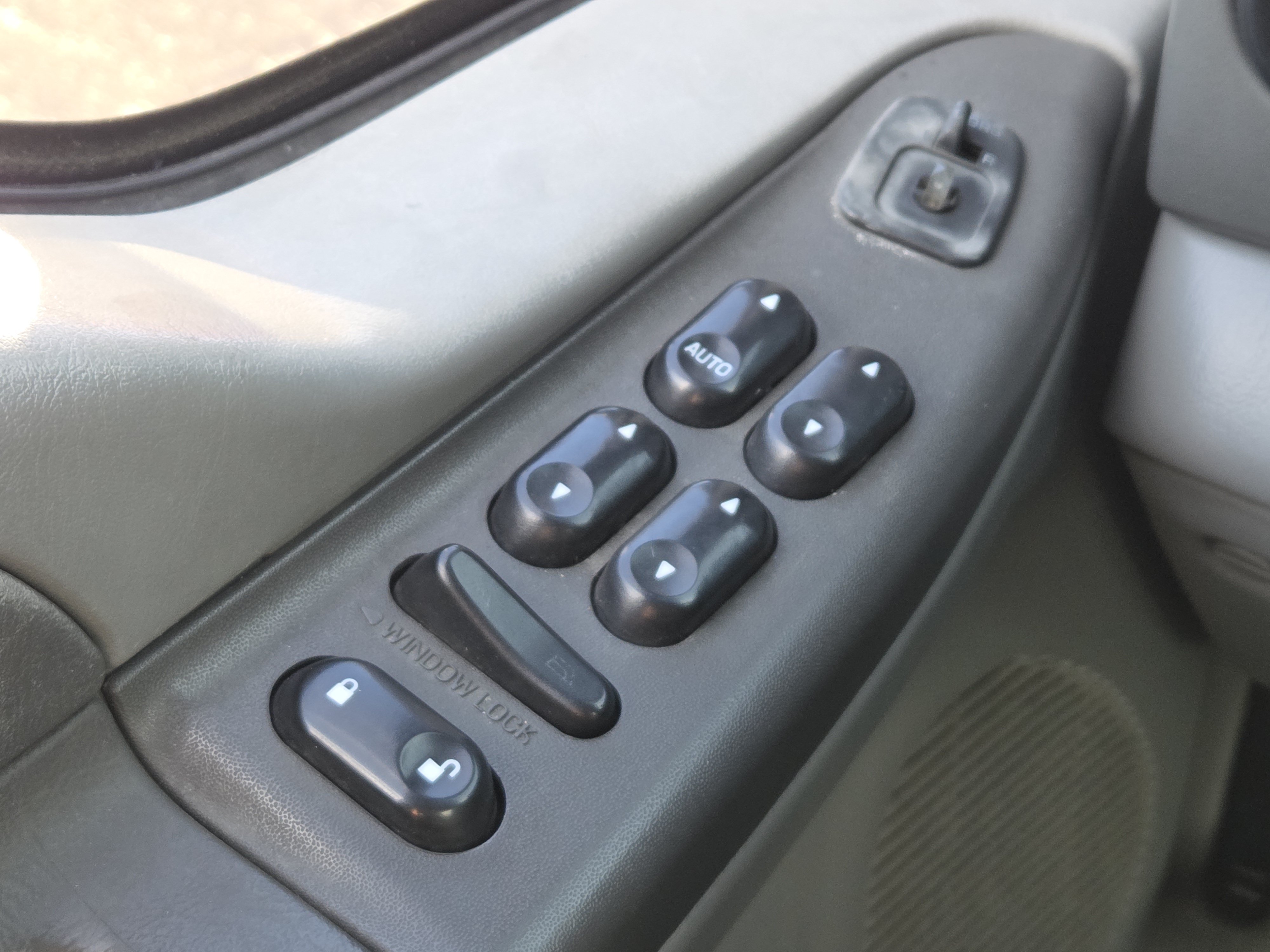 Used 2004 Ford Excursion XLT AWD/4WD image 14