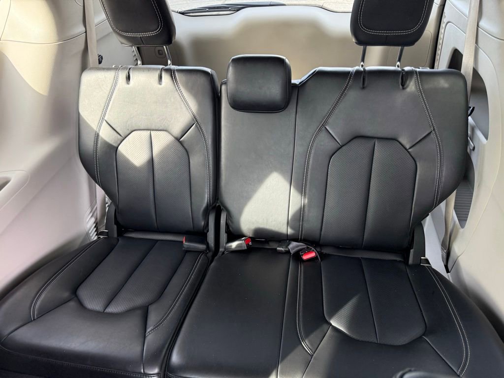Used 2024 Chrysler Pacifica Touring-L image 17