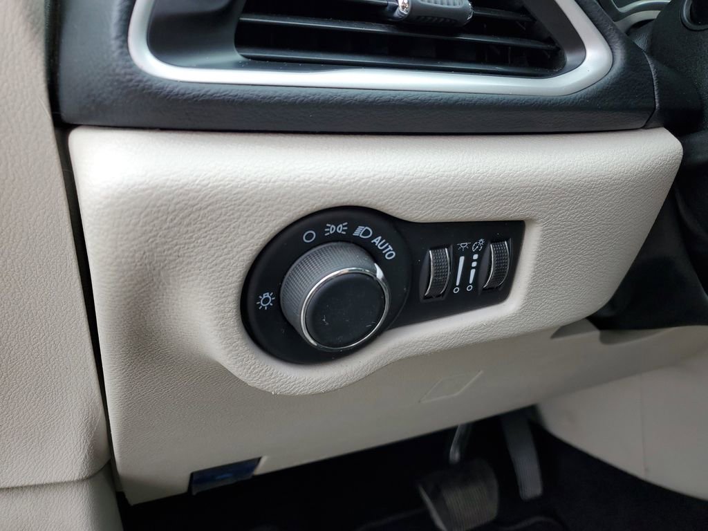 Used 2023 Chrysler Voyager LX image 13