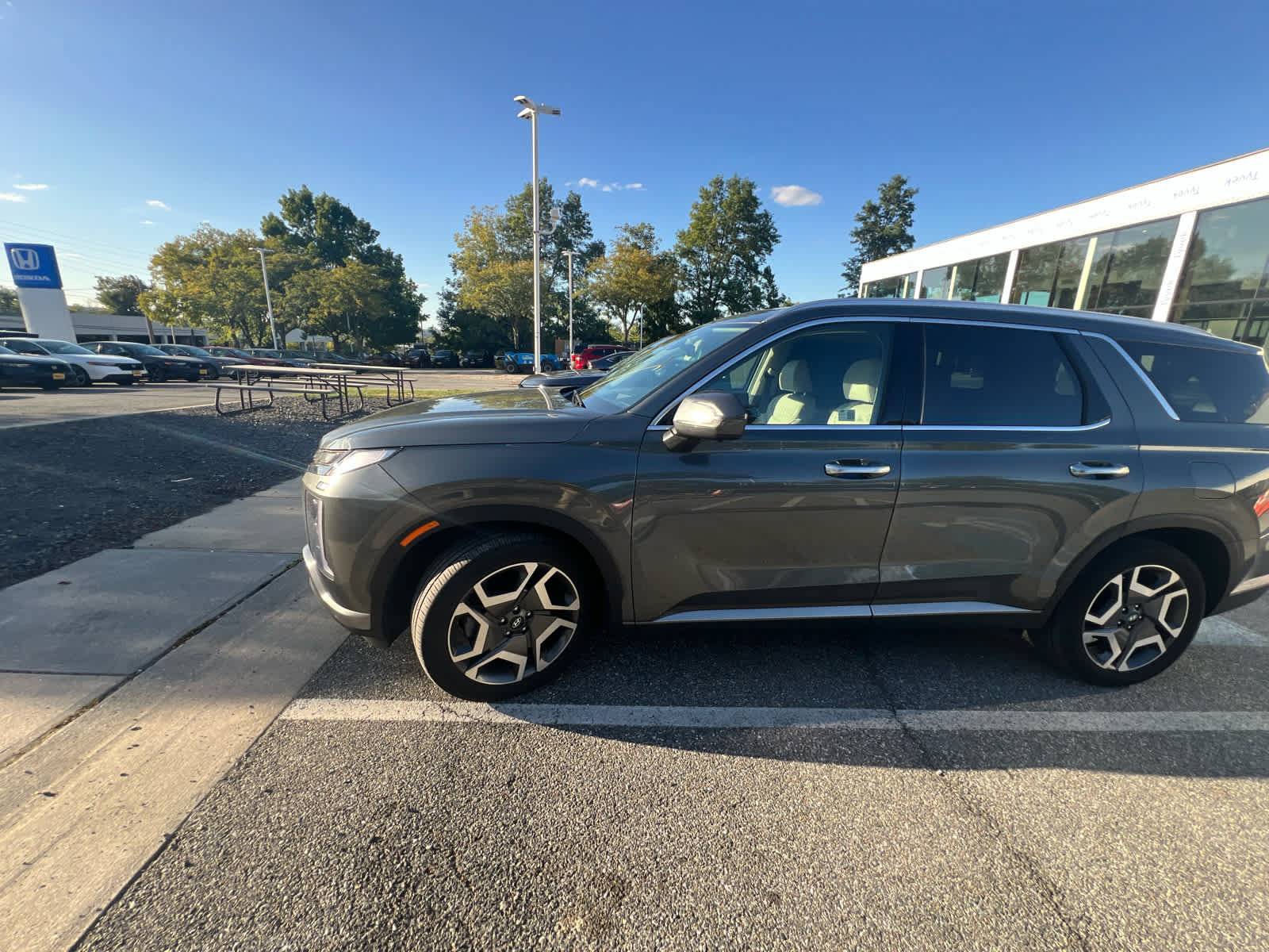 Used 2024 Hyundai Palisade Limited AWD/4WD image 2