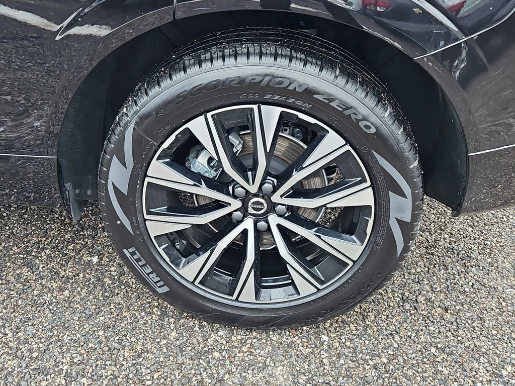 Used 2025 Volvo XC60 B5 Core image 8