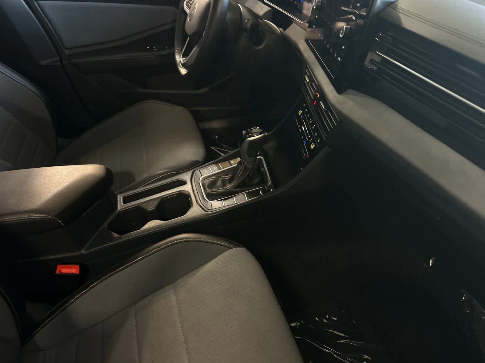 Used 2025 Volkswagen Jetta SE FWD image 16