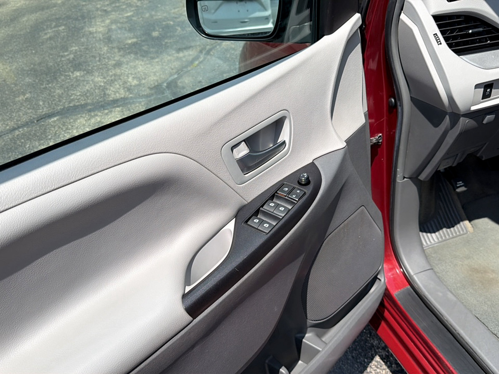 Used 2017 Toyota Sienna LE FWD image 13