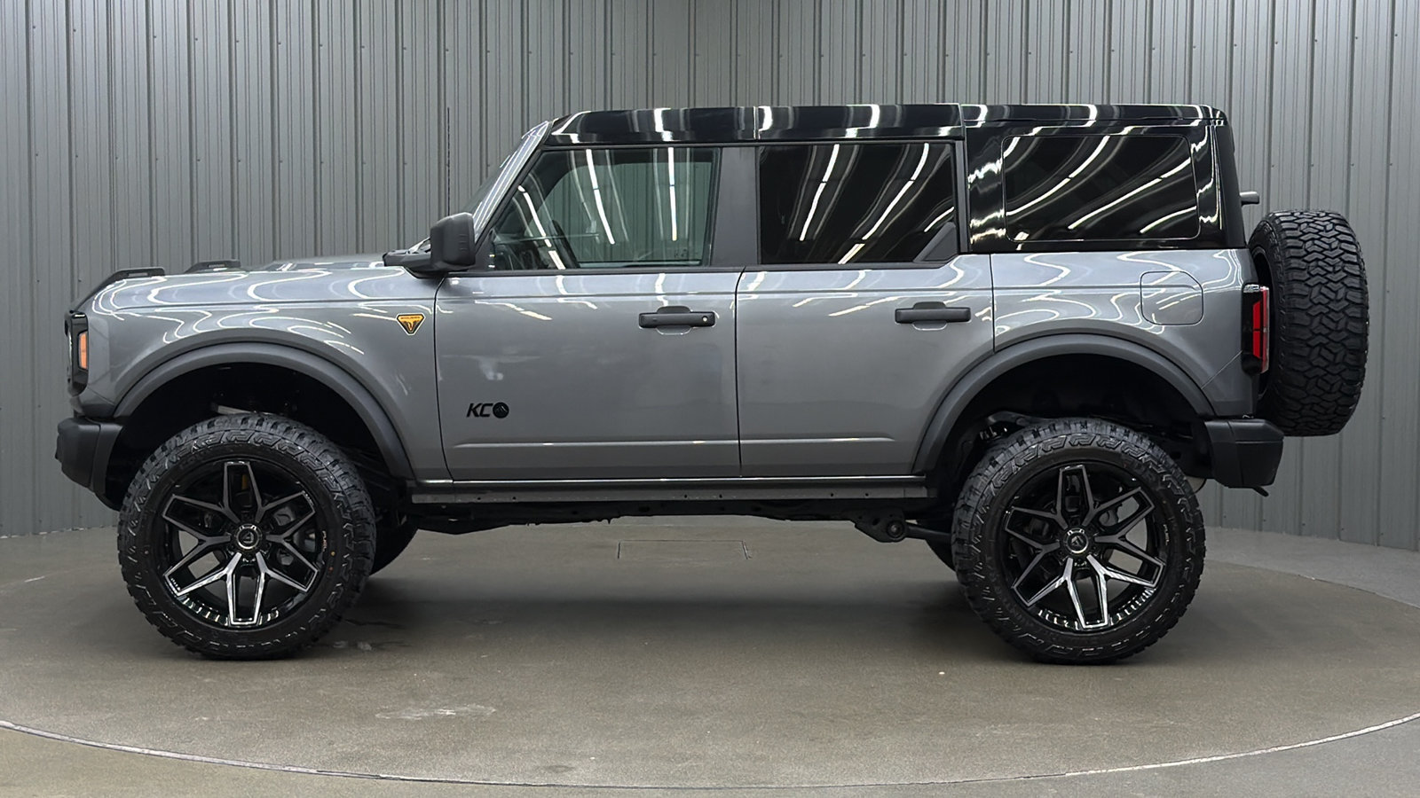 Used 2025 Ford Bronco Badlands w/ Black Appearance Package AWD/4WD image 2