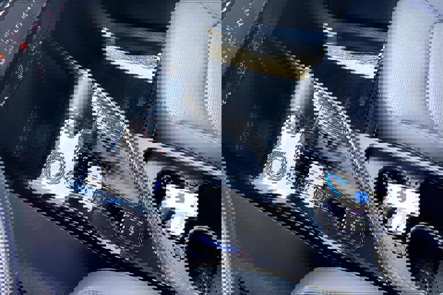 Used 2024 Kia Niro SX image 16