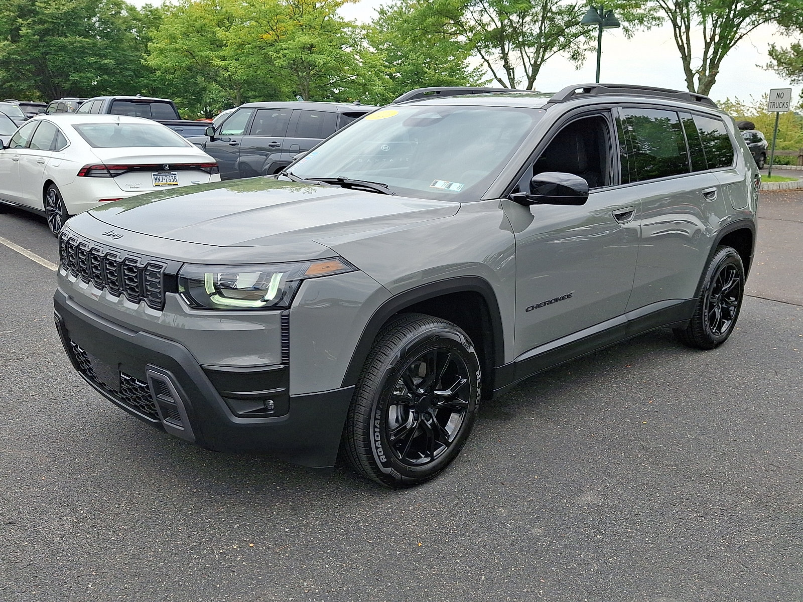 Used 2026 Jeep Cherokee Laredo AWD/4WD image 3