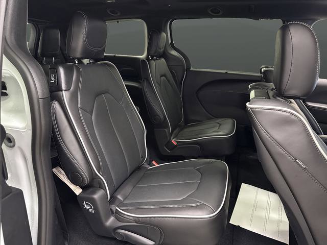 New 2026 Chrysler Pacifica Limited w/ Uconnect Theater Family Group image 32