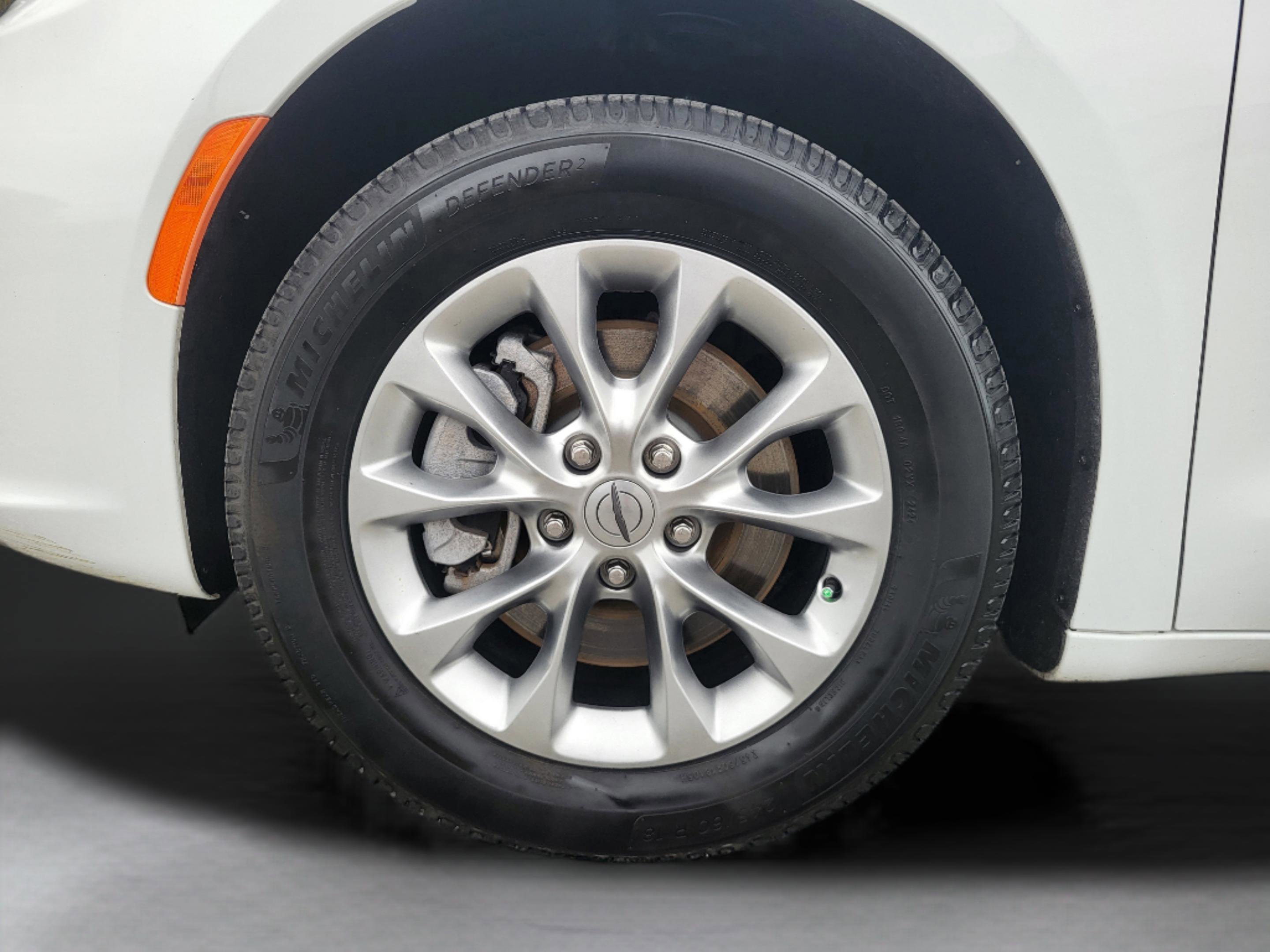 Used 2023 Chrysler Pacifica Touring-L AWD/4WD image 9