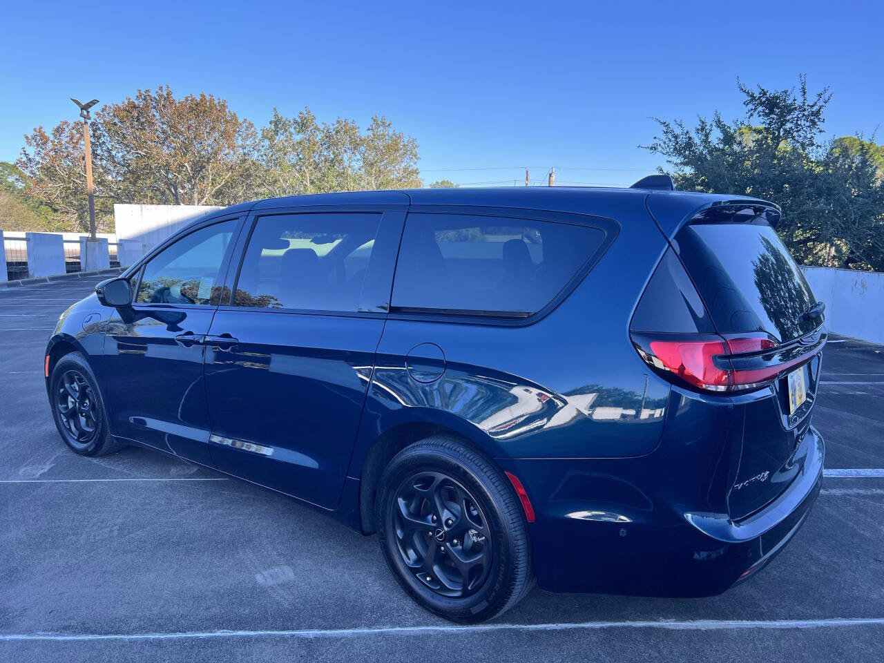 Used 2023 Chrysler Pacifica Touring-L w/ S Appearance Package image 5