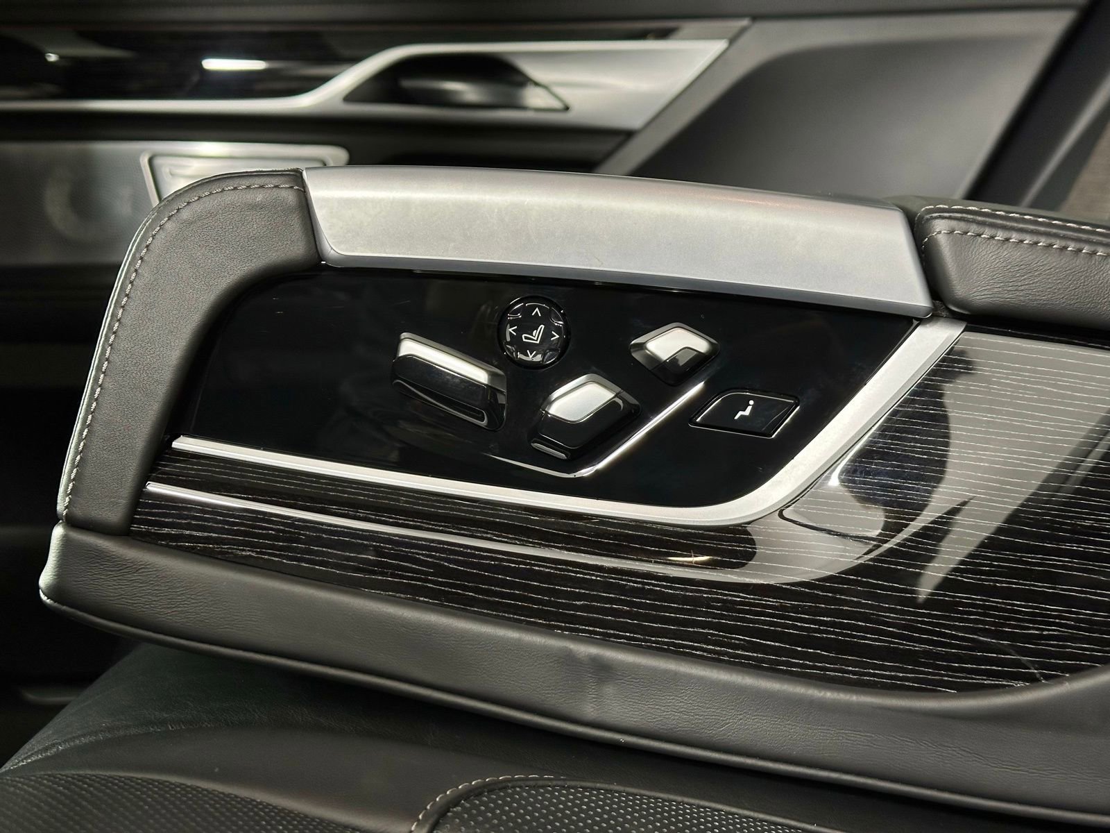 Used 2021 BMW 750i xDrive w/ Luxury Rear Seating Package image 32