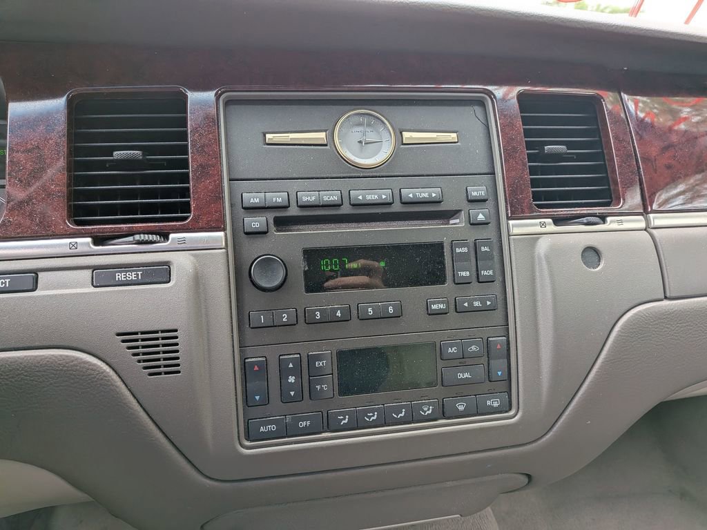 Used 2005 Lincoln Town Car Signature image 30