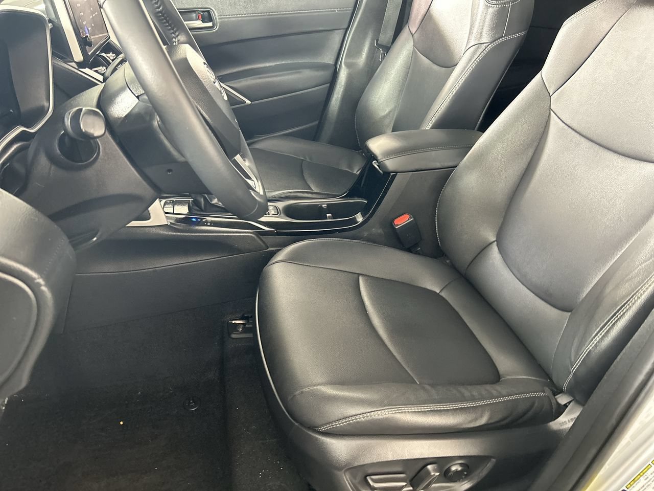 Used 2024 Toyota Corolla Cross XLE w/ Convenience Package FWD image 22