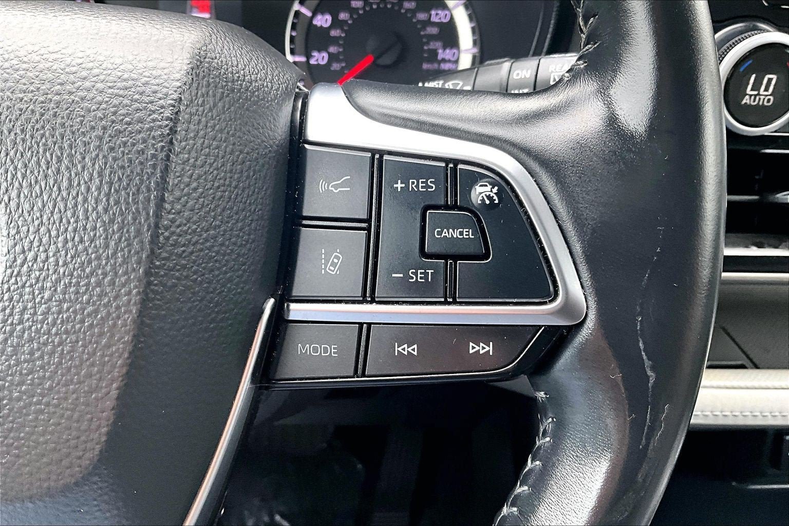 Used 2021 Toyota Highlander LE AWD/4WD image 18