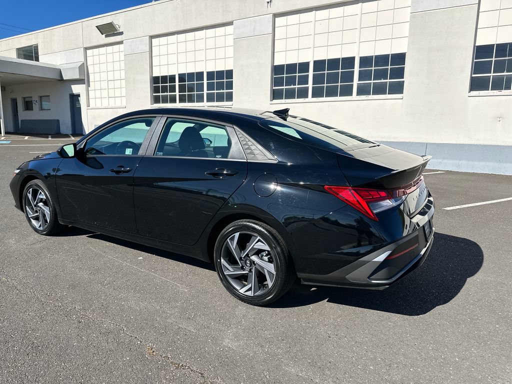 Certified 2025 Hyundai Elantra SEL FWD image 4