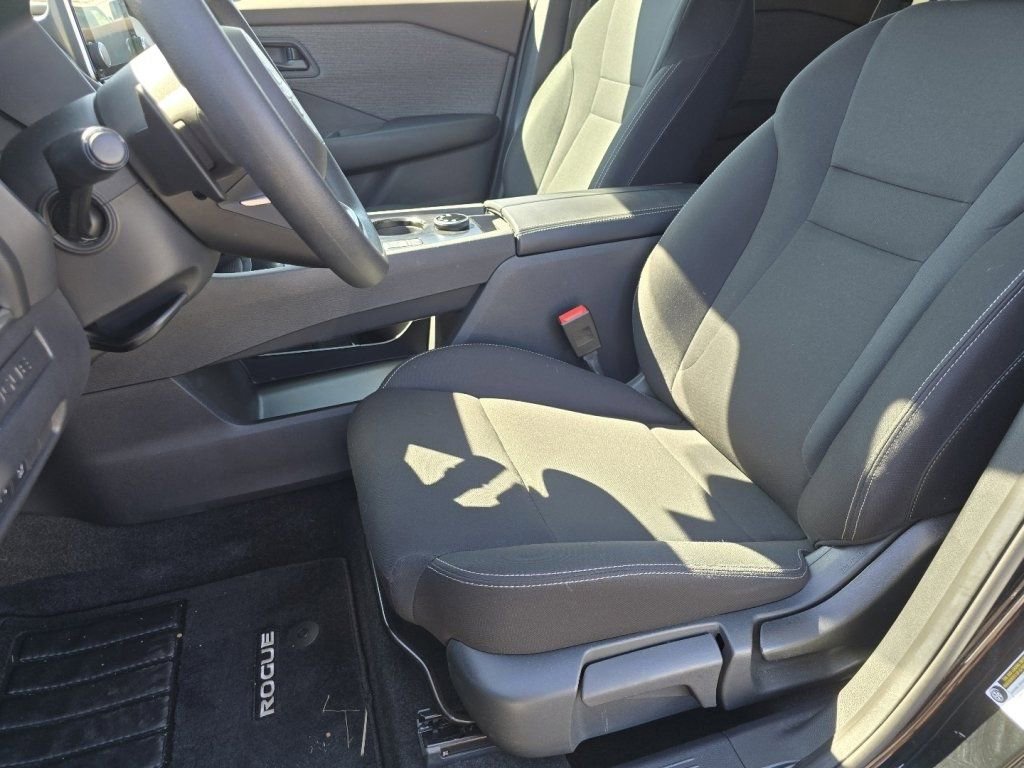 Used 2023 Nissan Rogue S image 18