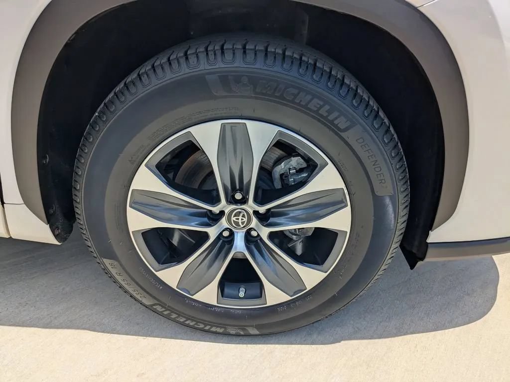Used 2023 Toyota Highlander XLE FWD image 9
