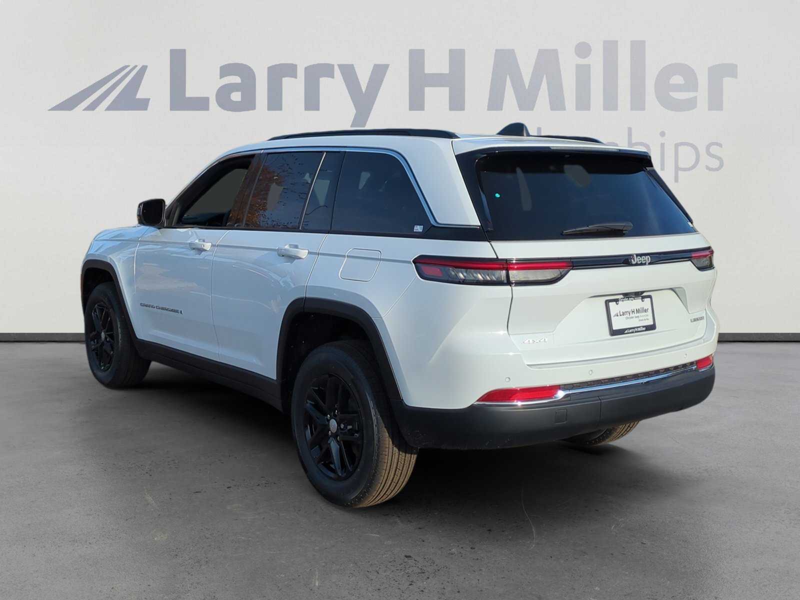 New 2025 Jeep Grand Cherokee Laredo image 3