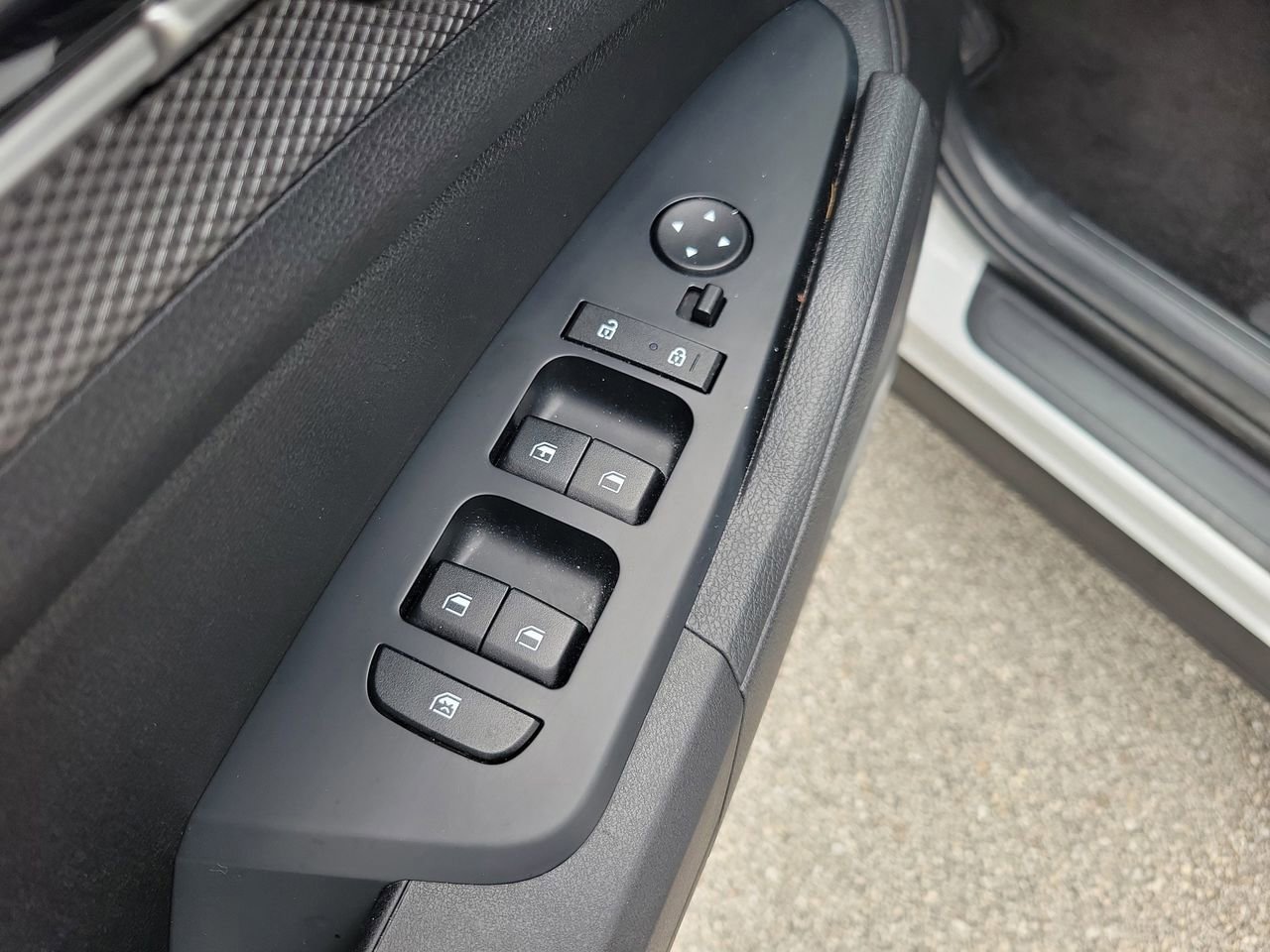 Used 2025 Kia Sportage LX image 13