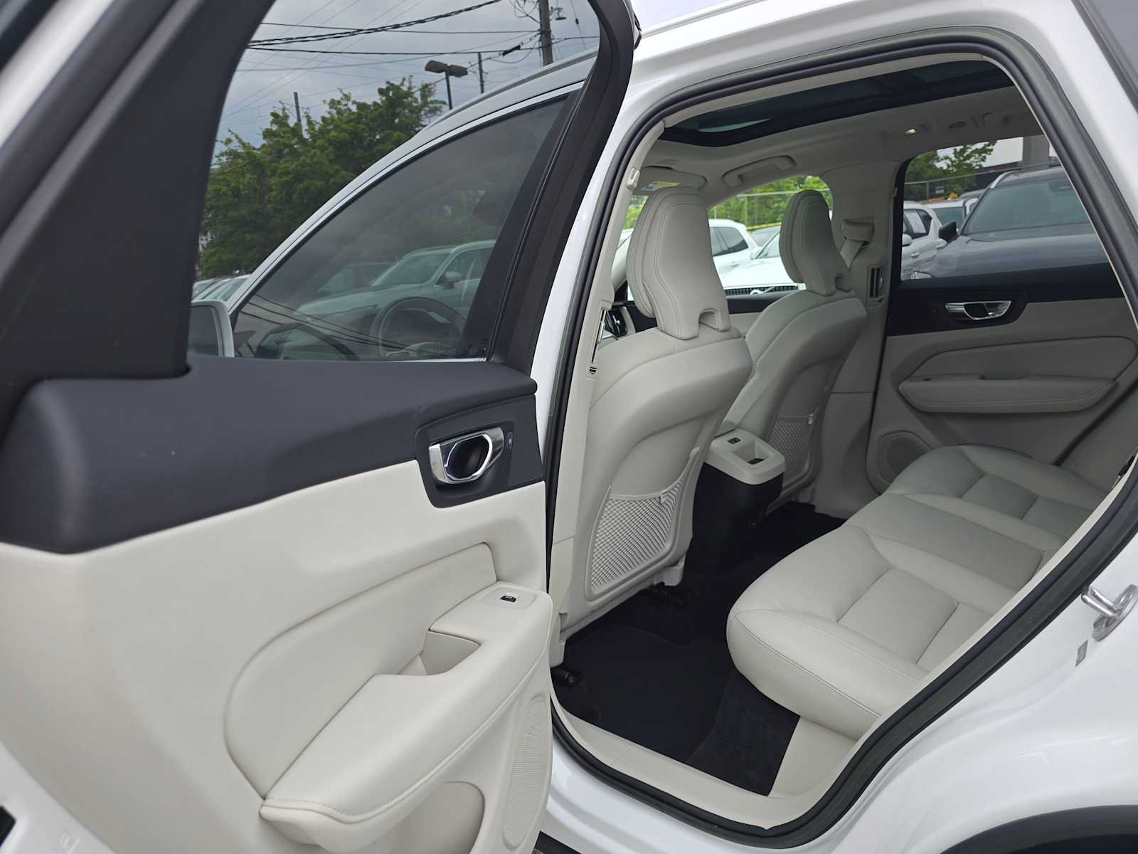 Used 2023 Volvo XC60 B5 Plus w/ Climate Package AWD/4WD image 16