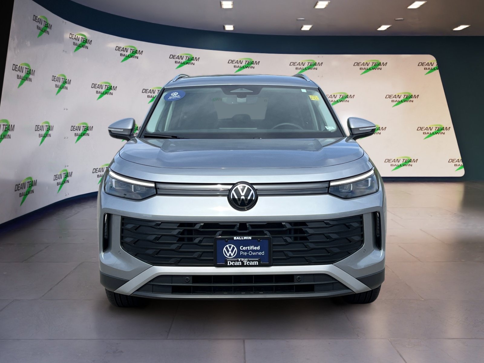 Certified 2025 Volkswagen Tiguan SE FWD image 2