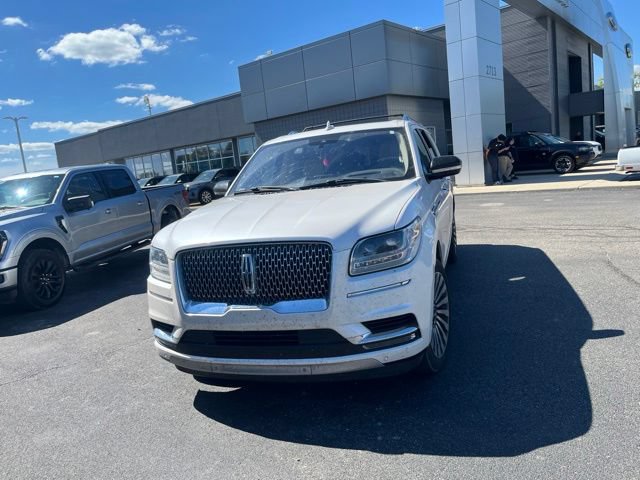 Used 2018 Lincoln Navigator L Reserve w/ Technology Package AWD/4WD image 3
