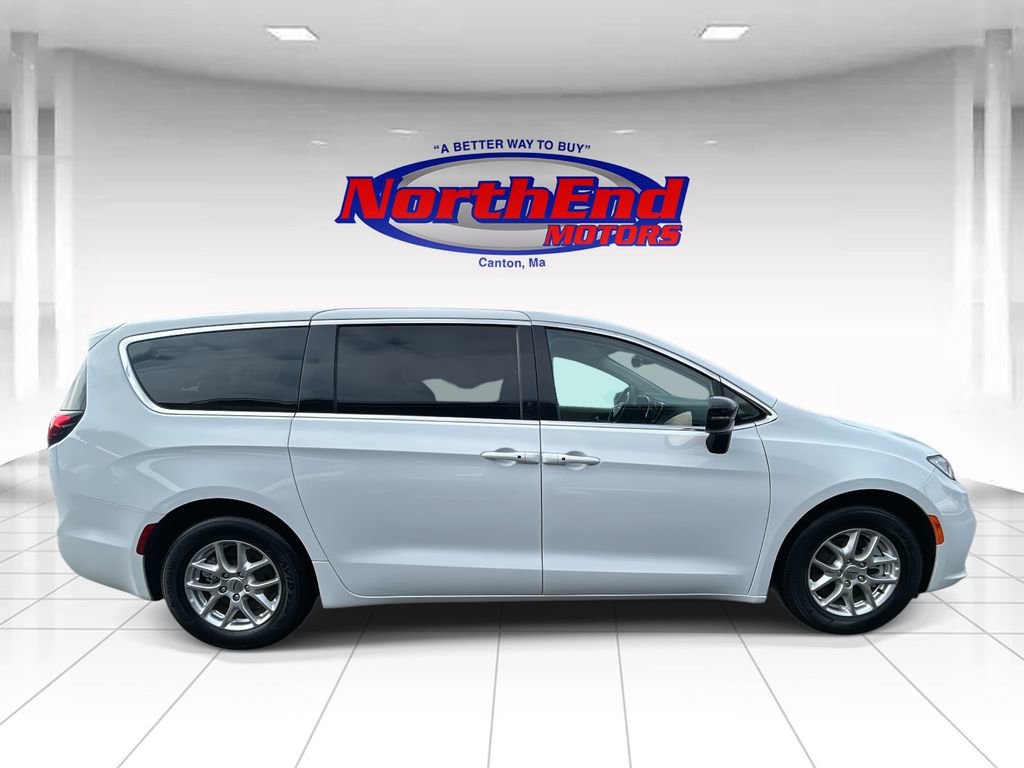 Used 2024 Chrysler Pacifica Touring-L image 2