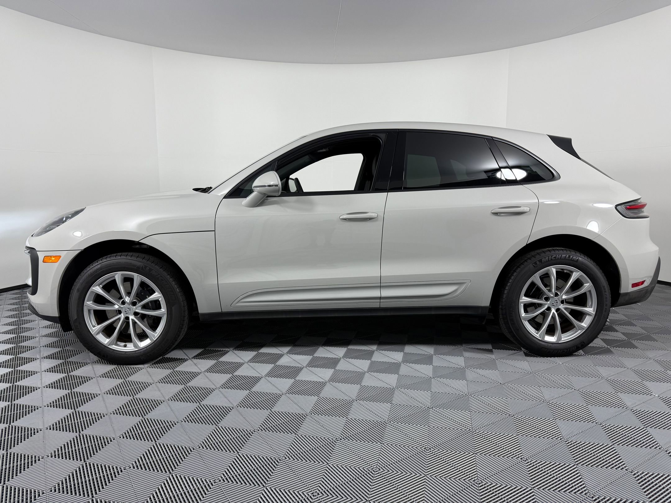 New 2025 Porsche Macan image 2