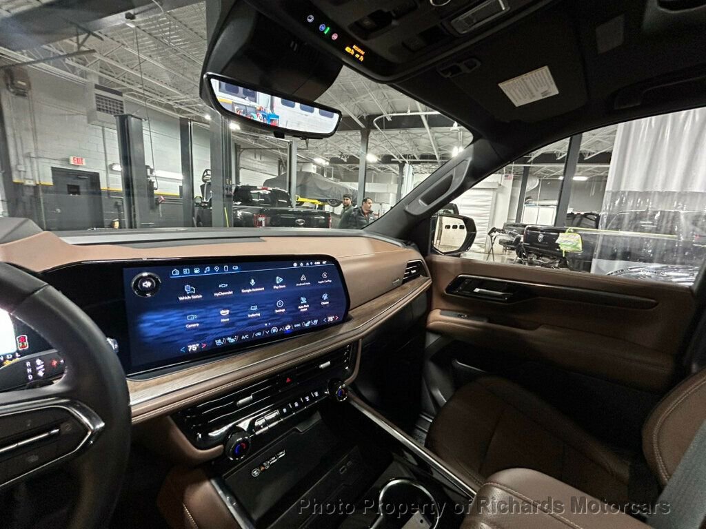 Used 2025 Chevrolet Suburban High Country image 15