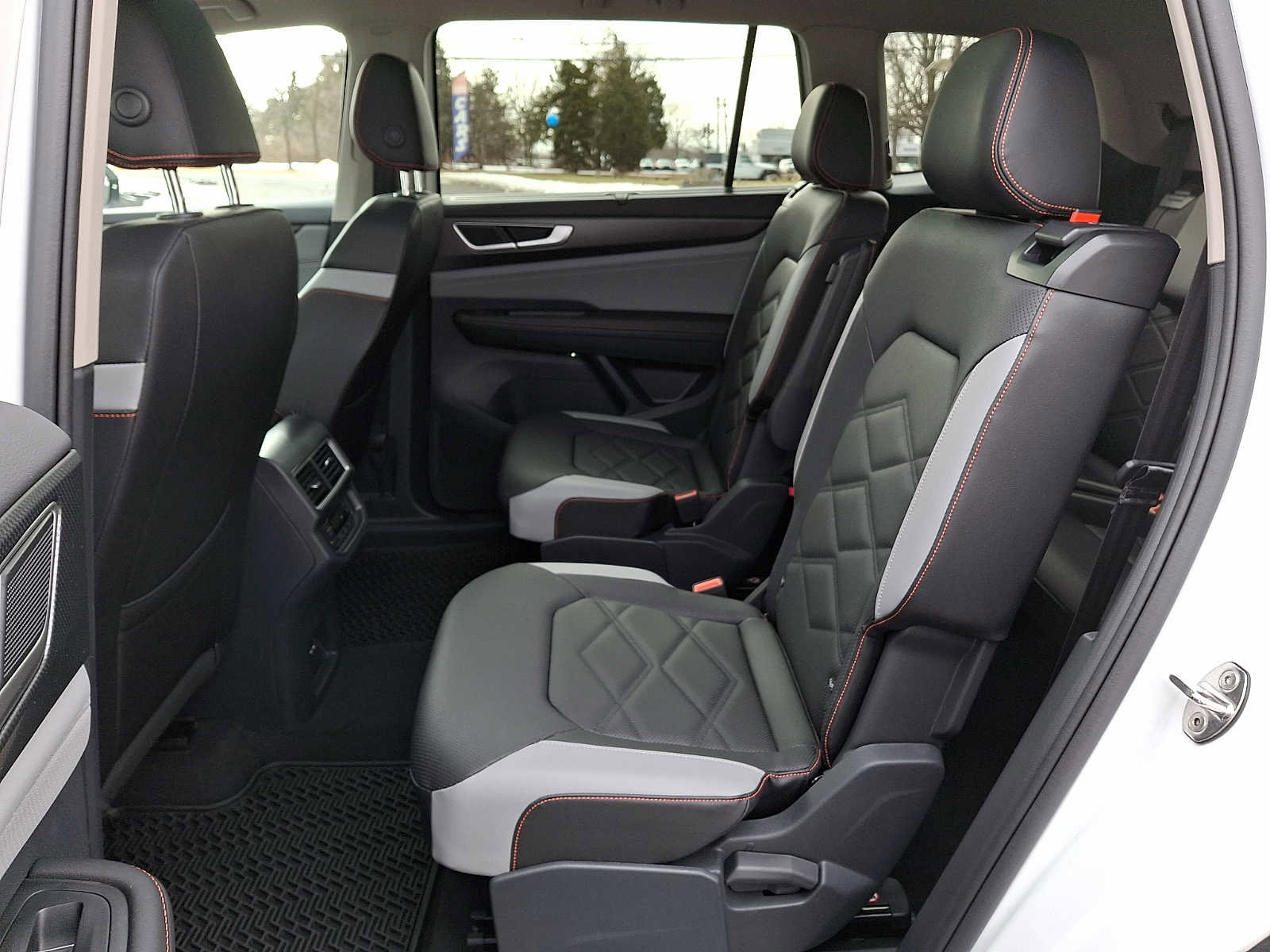 Used 2025 Volkswagen Atlas Peak Edition SE AWD/4WD image 8