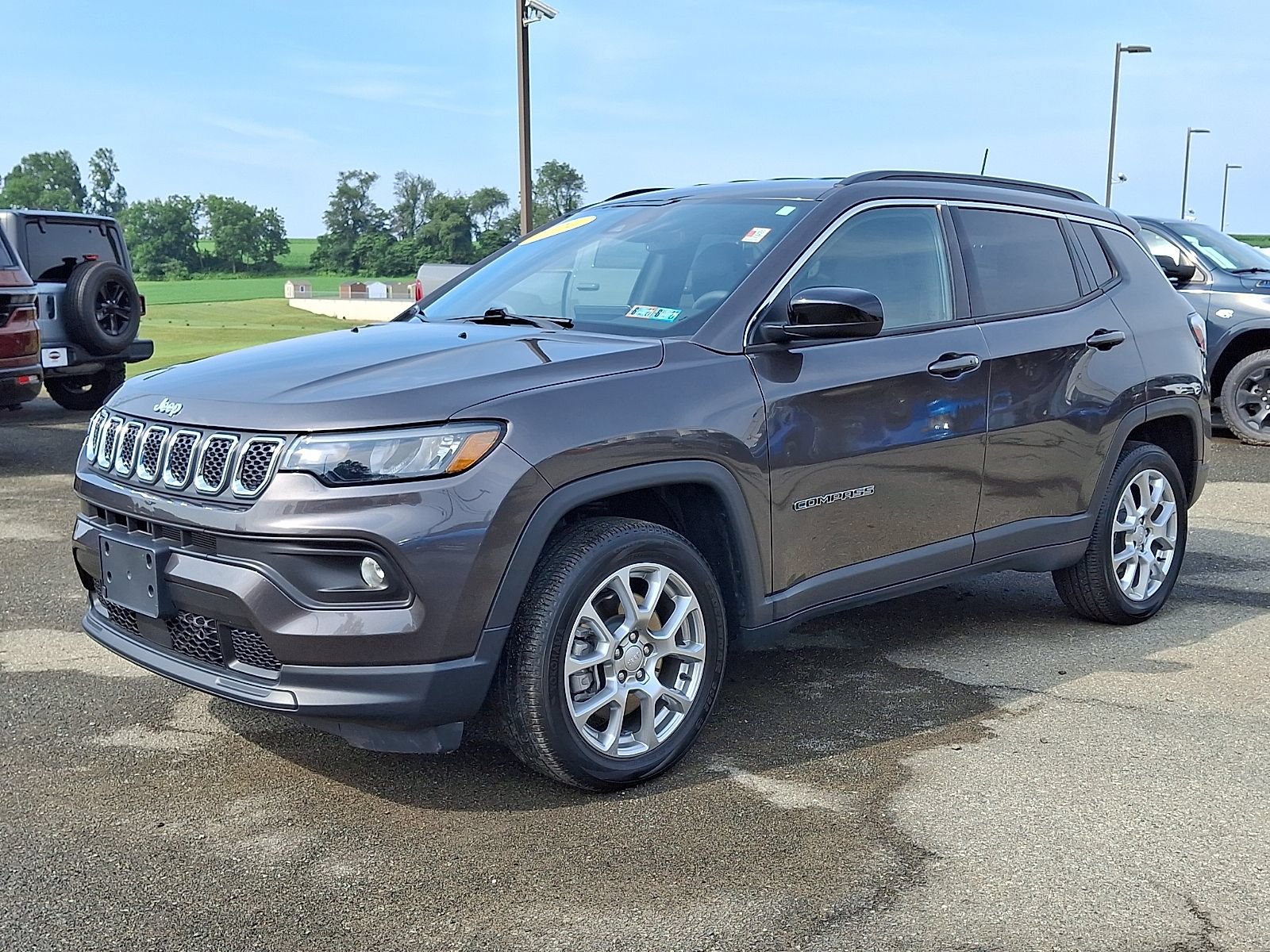 Used 2024 Jeep Compass Latitude AWD/4WD image 3
