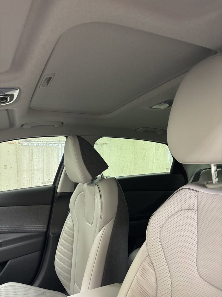 Used 2025 Hyundai Elantra Limited image 16