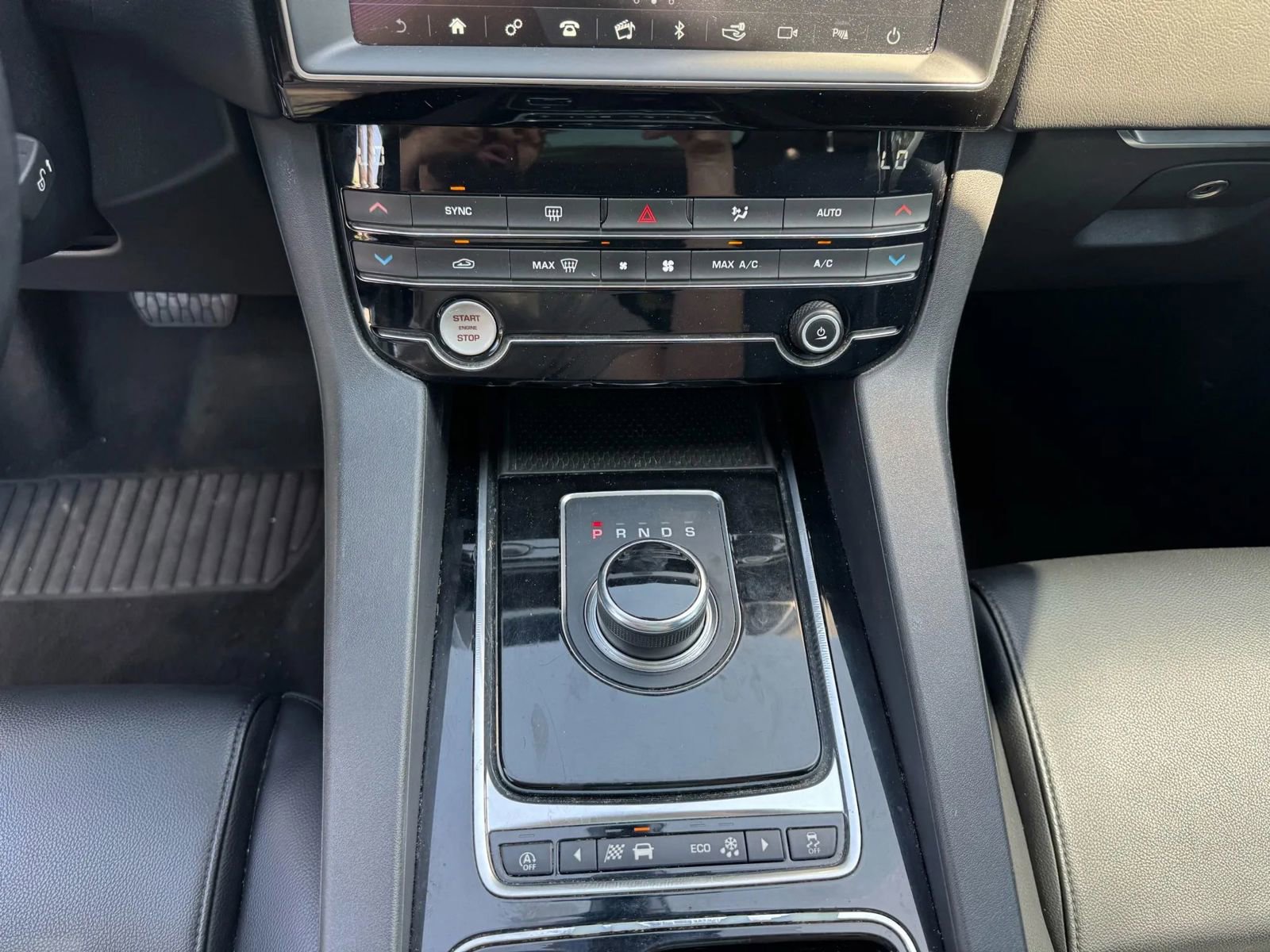 Used 2020 Jaguar F-PACE Premium image 23