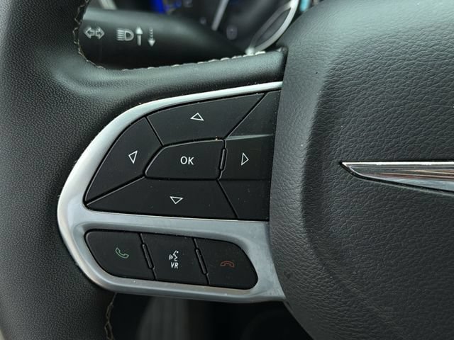 Used 2023 Chrysler Pacifica Touring-L FWD image 25