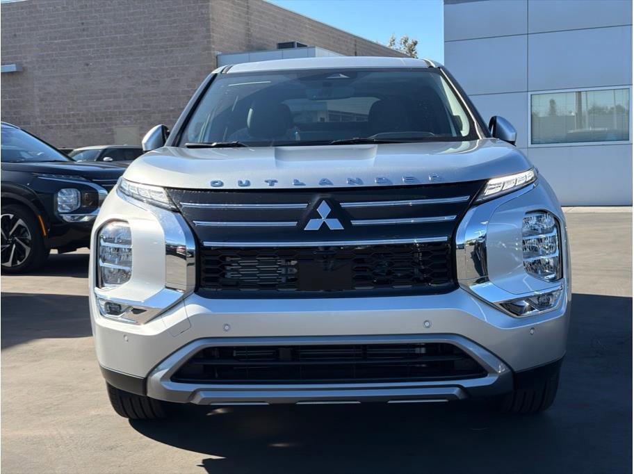 New 2026 Mitsubishi Outlander LE image 2