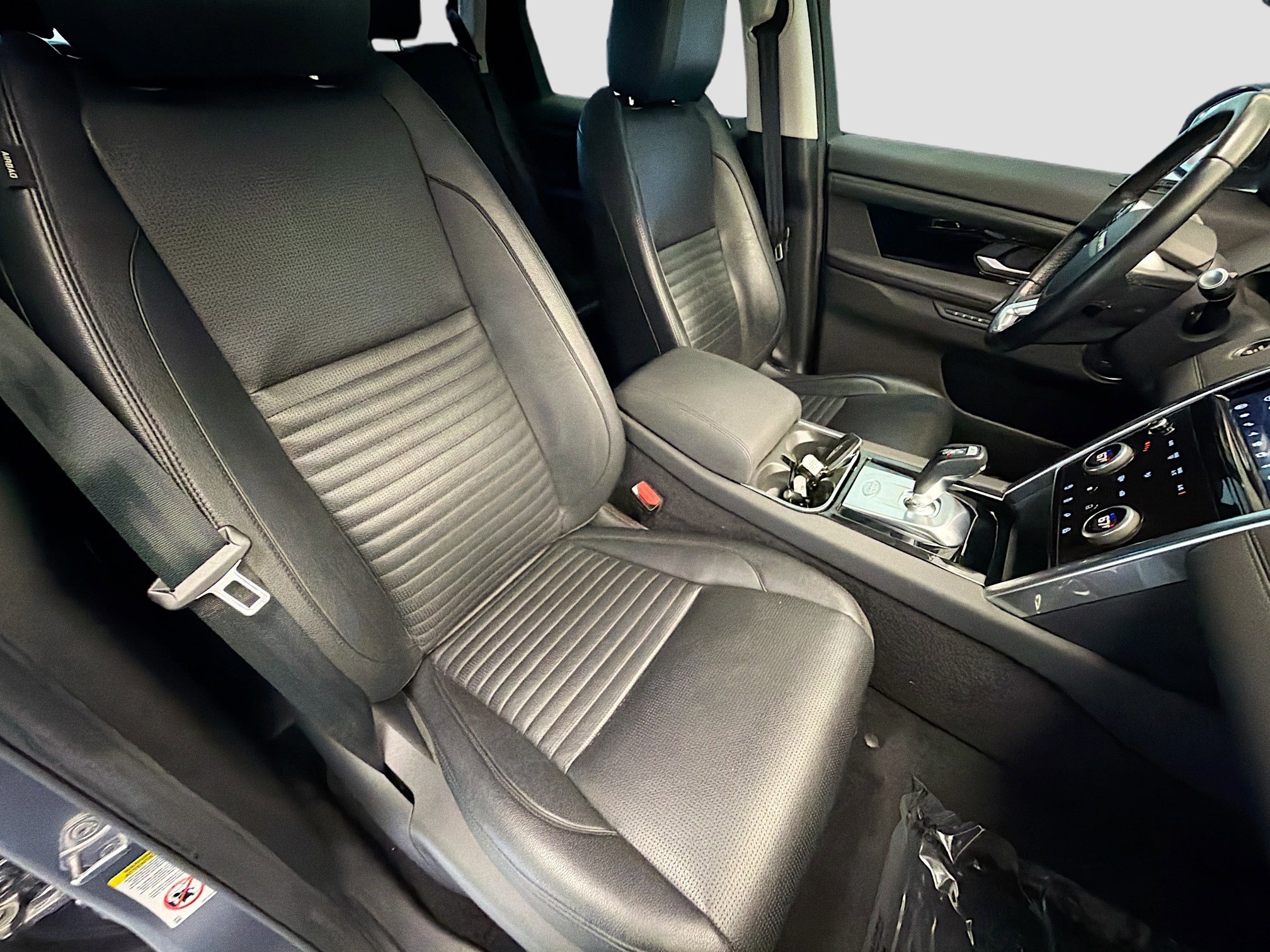 Used 2020 Land Rover Discovery Sport SE image 15