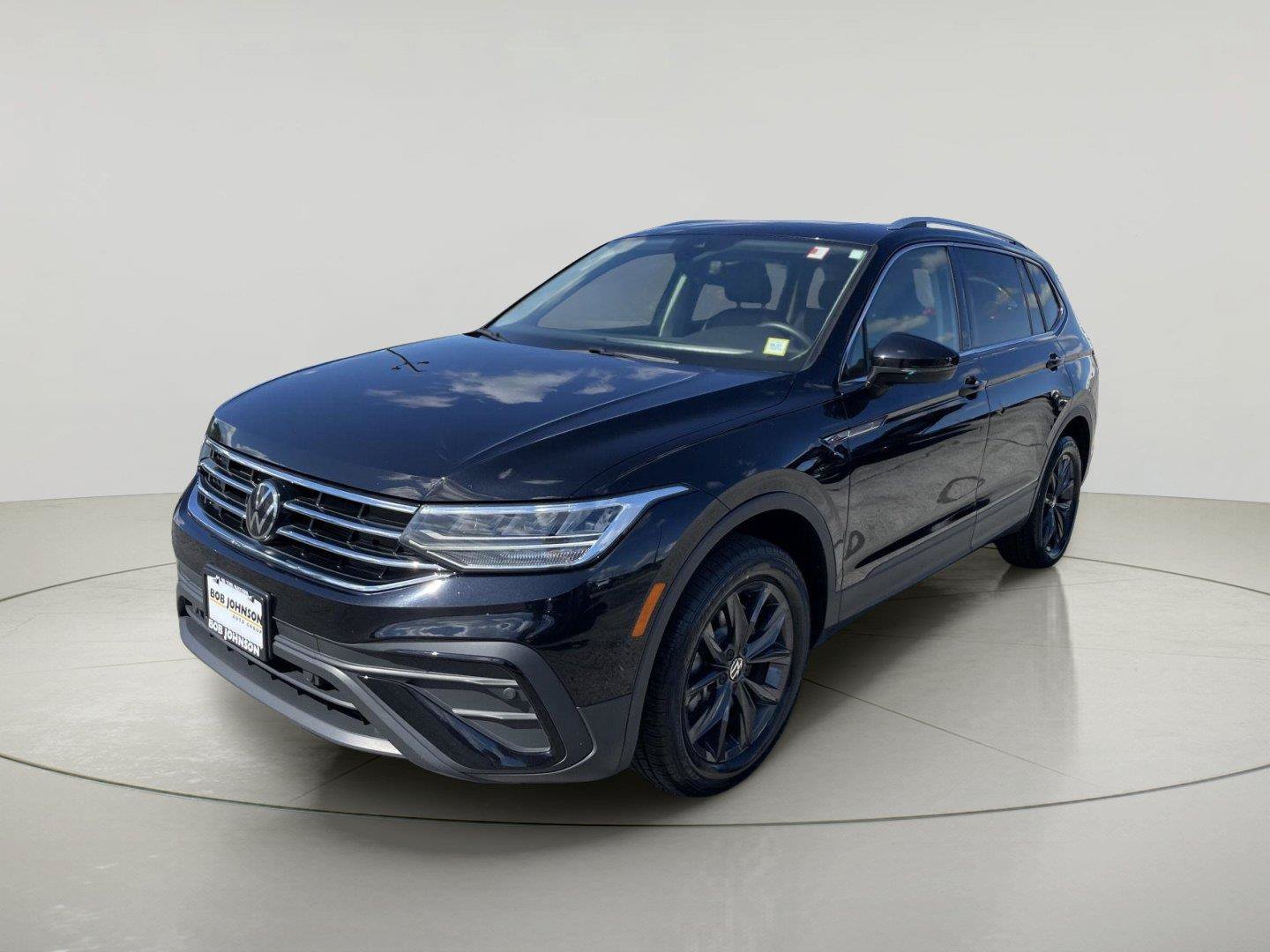 Used 2024 Volkswagen Tiguan SE AWD/4WD image 3
